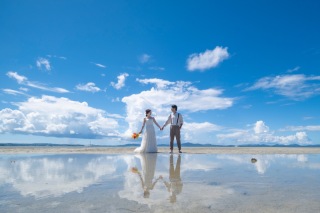 沖縄のフォトウェディングで【ウユニ塩湖】風の写真が撮れる？！