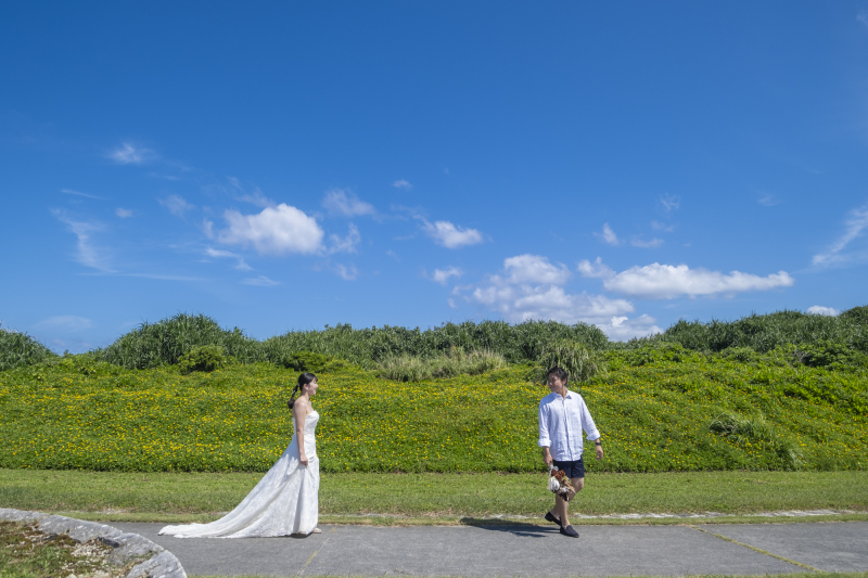 1箇所でビーチもグリーンも両方楽しめる!?ouchiの沖縄フォトウエディング