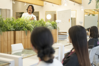 ouchiのカメラマンは専門学校で講師のお仕事もしています。