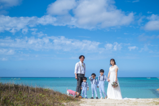 愛犬もお子様も一緒に!幸せいっぱい沖縄ウェディング撮影♪