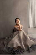 カラードレスが映し出す暗色の色彩の意味