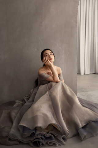 カラードレスが映し出す暗色の色彩の意味