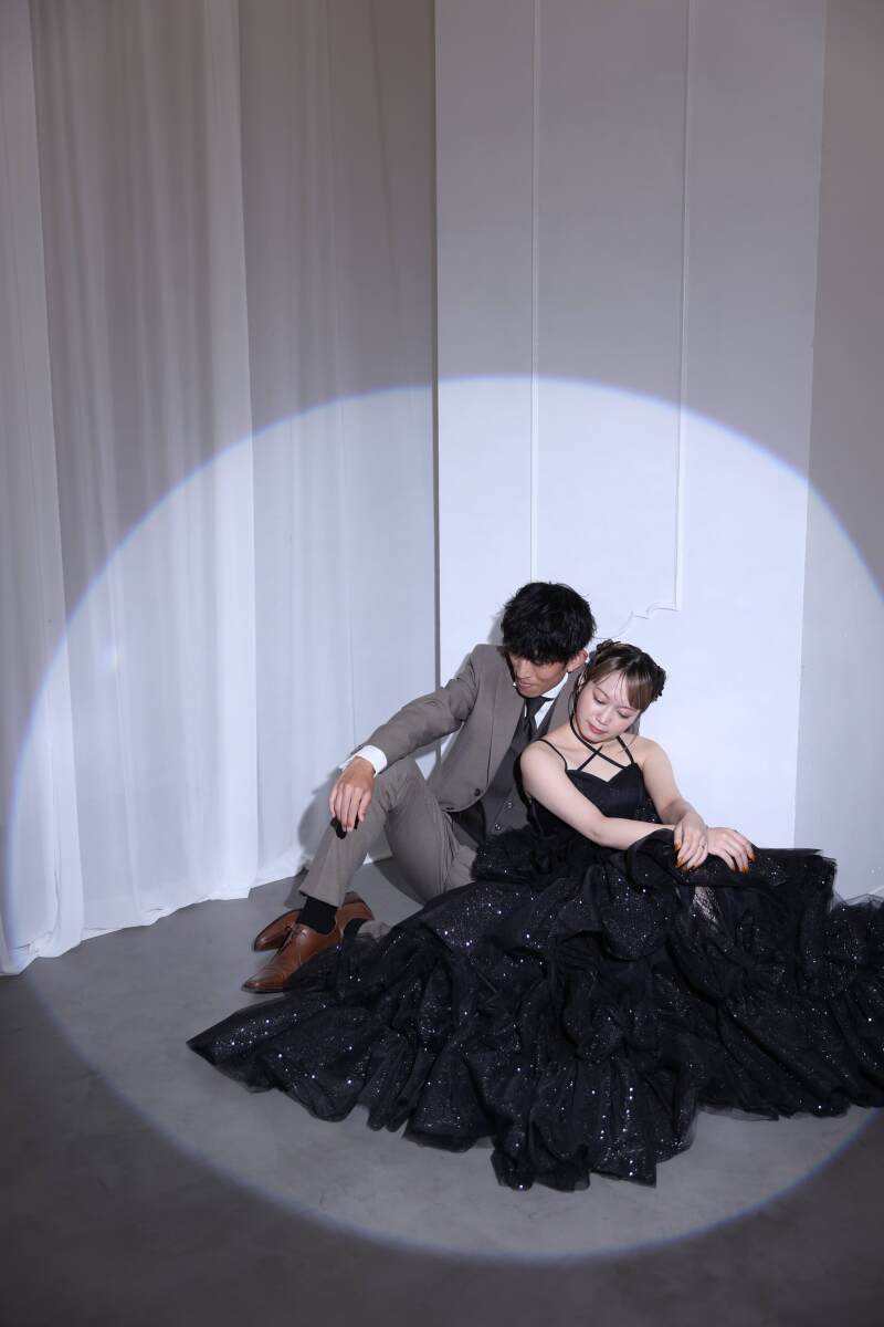 トレンド感満載!ブラックドレスで魅せる、おしゃれなフォトウェディング