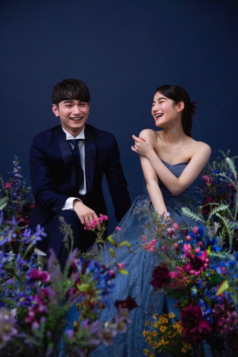 【花とフォトウェディング】スタジオ撮影なのにお花に囲まれて撮影ができる!