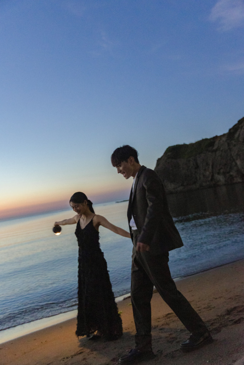 【aim札幌店】春ロケ受付開始!澄んだ空気漂う夕陽が美しい海ロケビジュアル