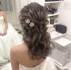 カラードレスに合うヘアスタイルをご紹介！