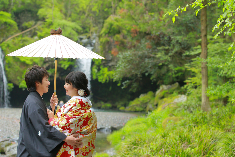 滝や、美しい神社での和装撮影で心もリフレッシュ