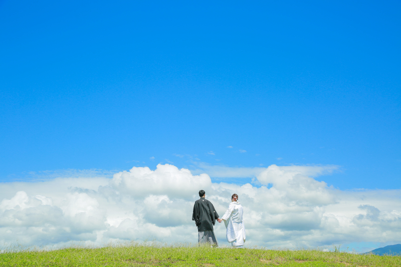 美しい青空と雲の中での和装撮影