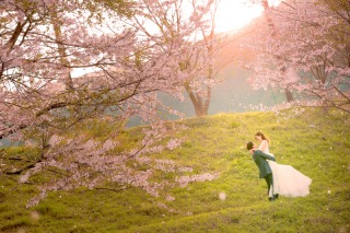 シーズン限定!一足先に春を感じられる、河津桜とともに残す結婚写真を。