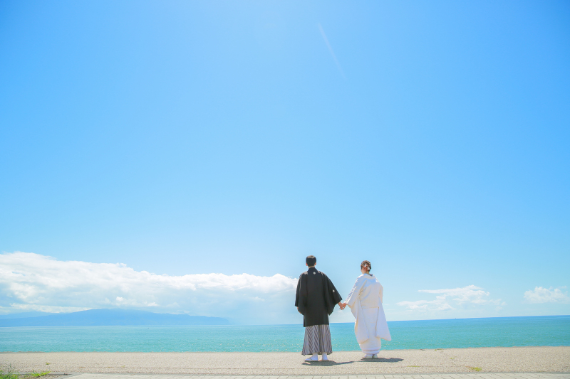 美しい青空と雲の中での和装撮影