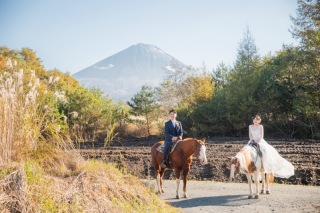秋のススキや森で乗馬ウェディングフォト