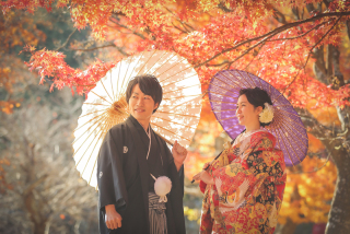 真っ赤に染まる紅葉の結婚写真
