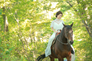 お馬さんに乗って森をお散歩して残す大人気乗馬ウェディング