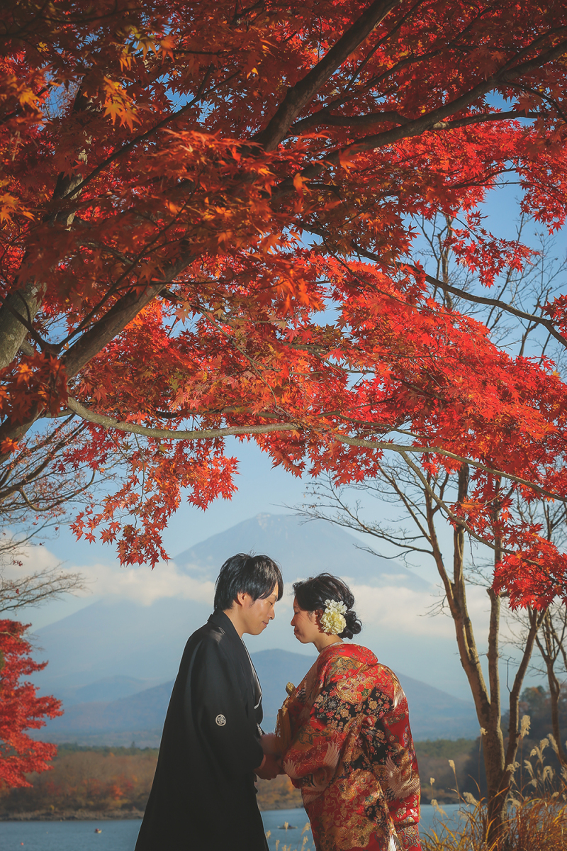 真っ赤に染まる紅葉の結婚写真