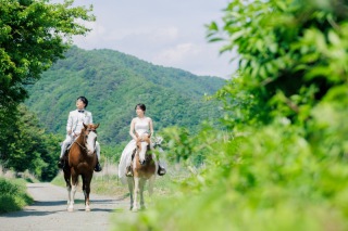 新緑の高原で乗馬ロケーションウェディング