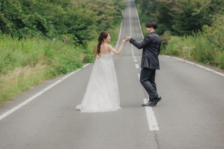 秋らしい富士山麓で洋装ロケーションフォト