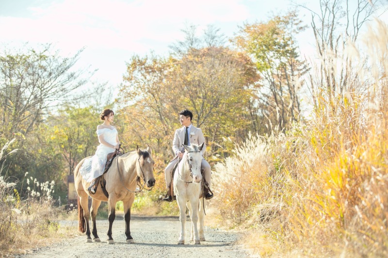紅葉と乗馬ロケーション、富士山をバックに撮影も