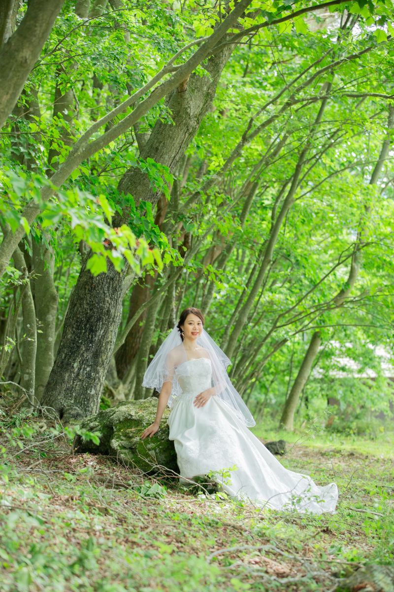 夏、涼しくて神秘的な森でのウェディングフォト