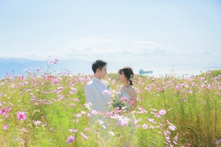 コスモスや海、湖畔での秋のウェディングフォト