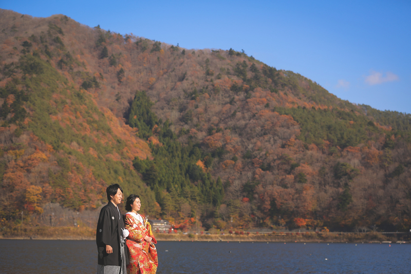 真っ赤に染まる美しい森や高原での紅葉の中での和装撮影