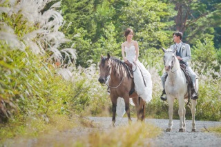 乗馬でお馬さんと撮影できるウェディングロケーションフォト
