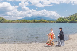 青空と湖畔、楽しいロケーションフォト