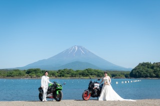 お二人のバイクと一緒の富士山ウェディングフォト