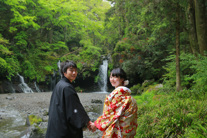 滝や、美しい神社での和装撮影で心もリフレッシュ