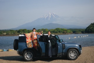 車と一緒にウェディングフォト