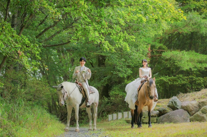 映画の様な森での乗馬ウェディング写真