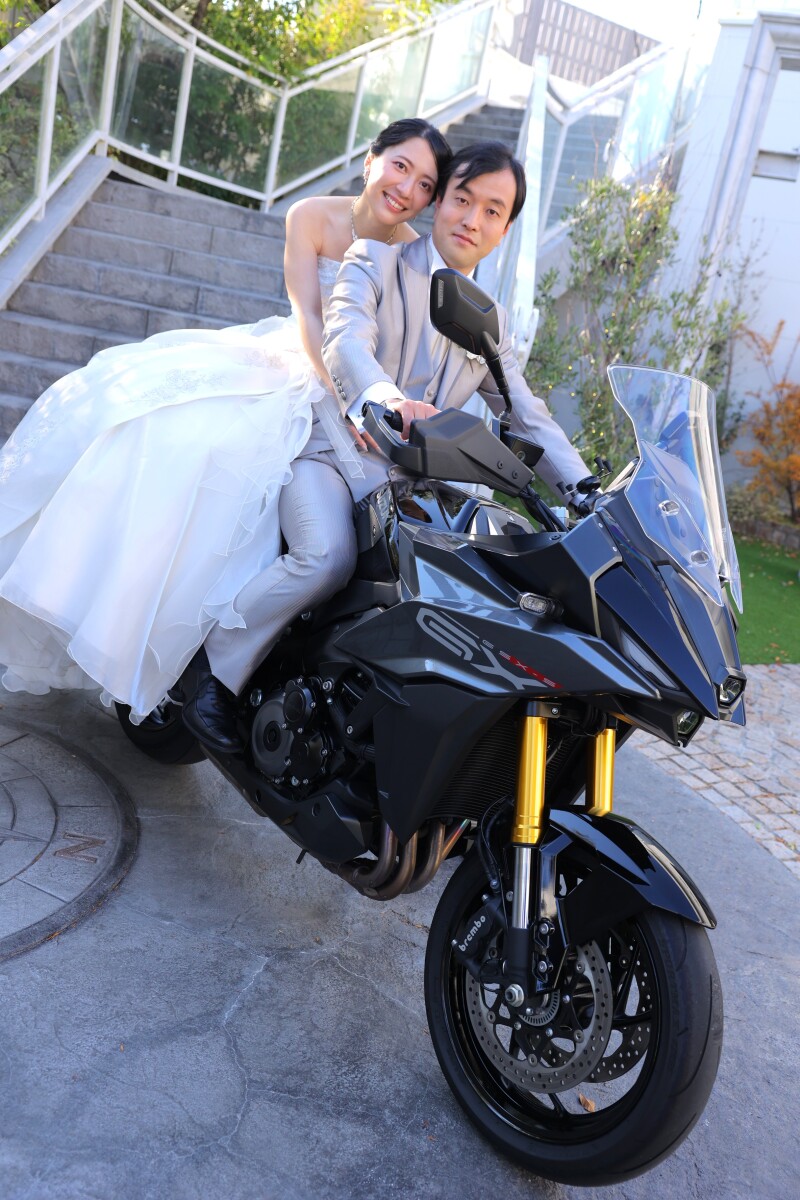 思い出を乗せたバイクとのウェディングフォト