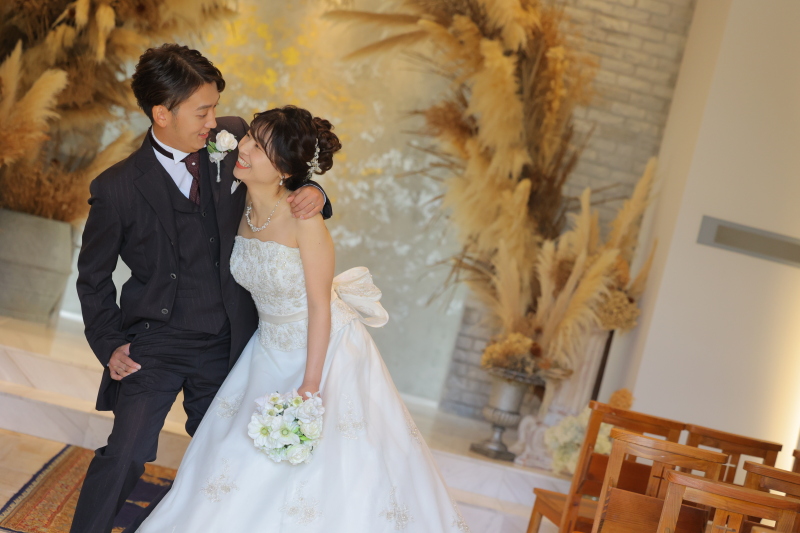 ラフなポージングでお二人らしい一枚を！