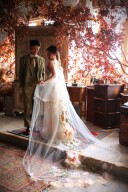 立体的なお花のデザインが魅力のウェディングドレス