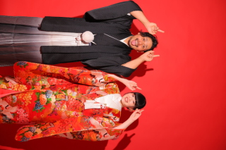 ラフなポージングでお二人らしい一枚を！