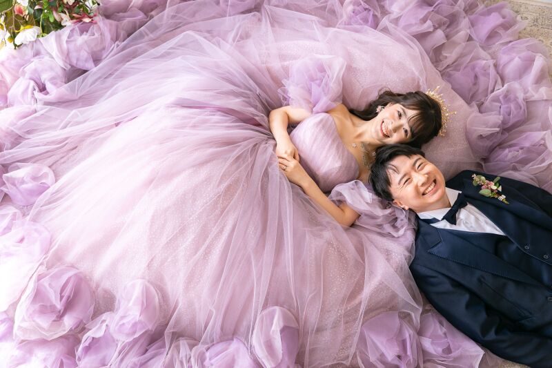 ドレスを活かした寝そべりショット♡