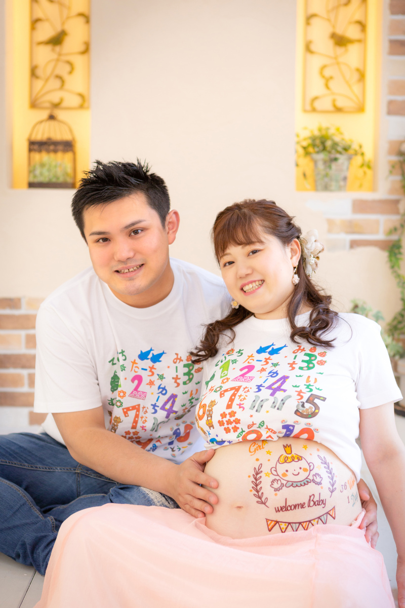 お揃いのTシャツで笑顔のマタニティフォト☆
