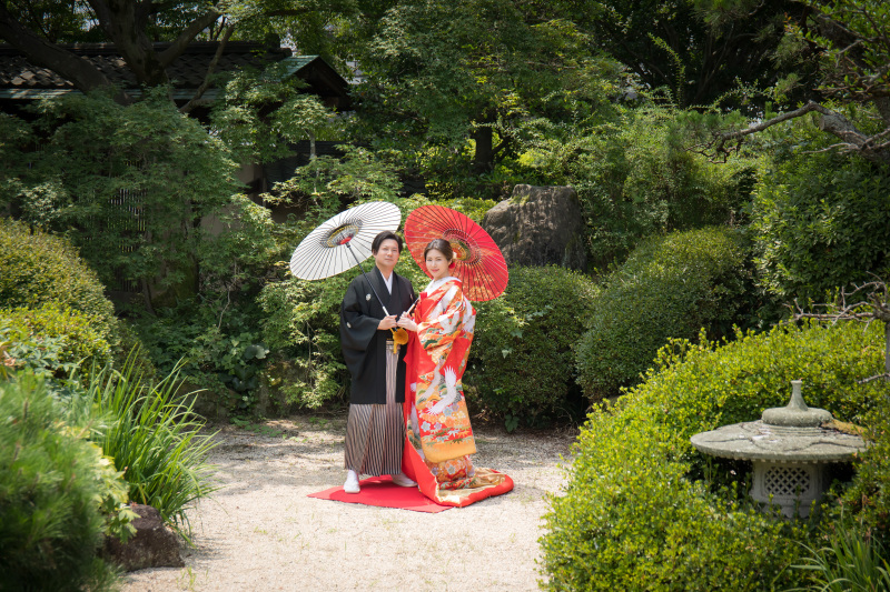 和装2着で白無垢綿帽子がお似合いなお二人