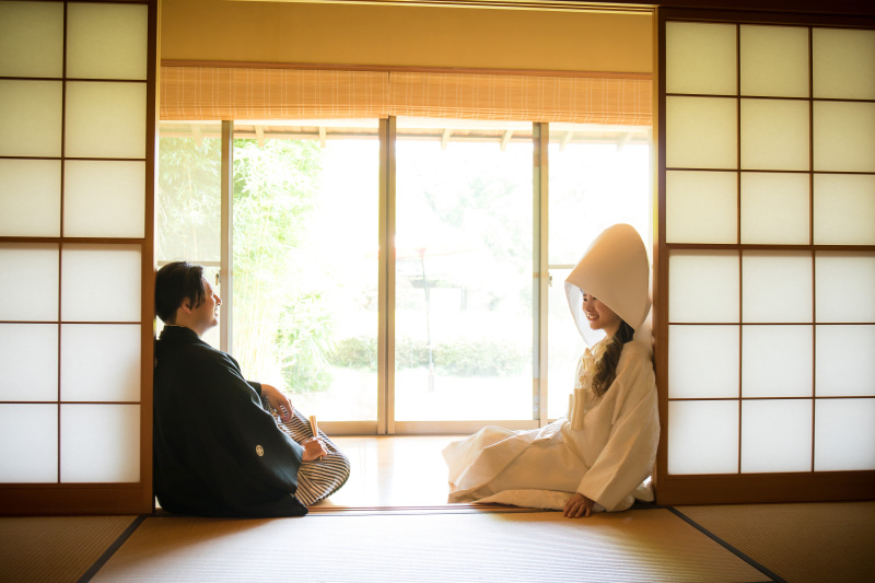 和装2着で白無垢綿帽子がお似合いなお二人