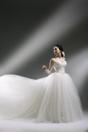 ラグジュアリーなドレスでウェディングフォト♪