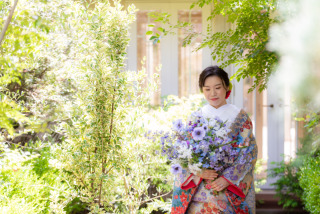 緑豊かなガーデンでは和装も映える!