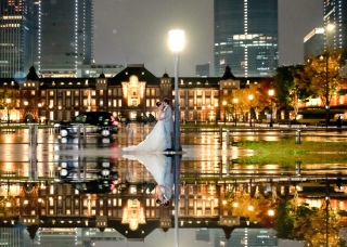 小雨の東京駅夜景
