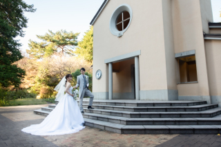 春は桜や新緑のガーデン！森の中の独立チャペルで叶えるウエディングフォト♬