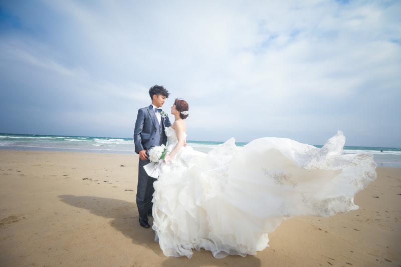 海風に揺れるドレスが美しい開放感あふれる海ロケーションフォト