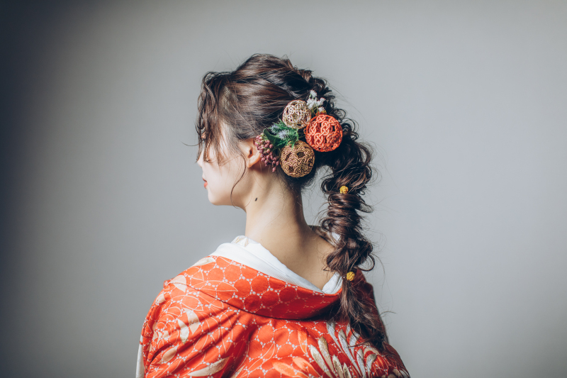 ヘアスタイルに色を添える髪飾り