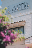 木漏れ日のガーデンと海が見えるチャペル