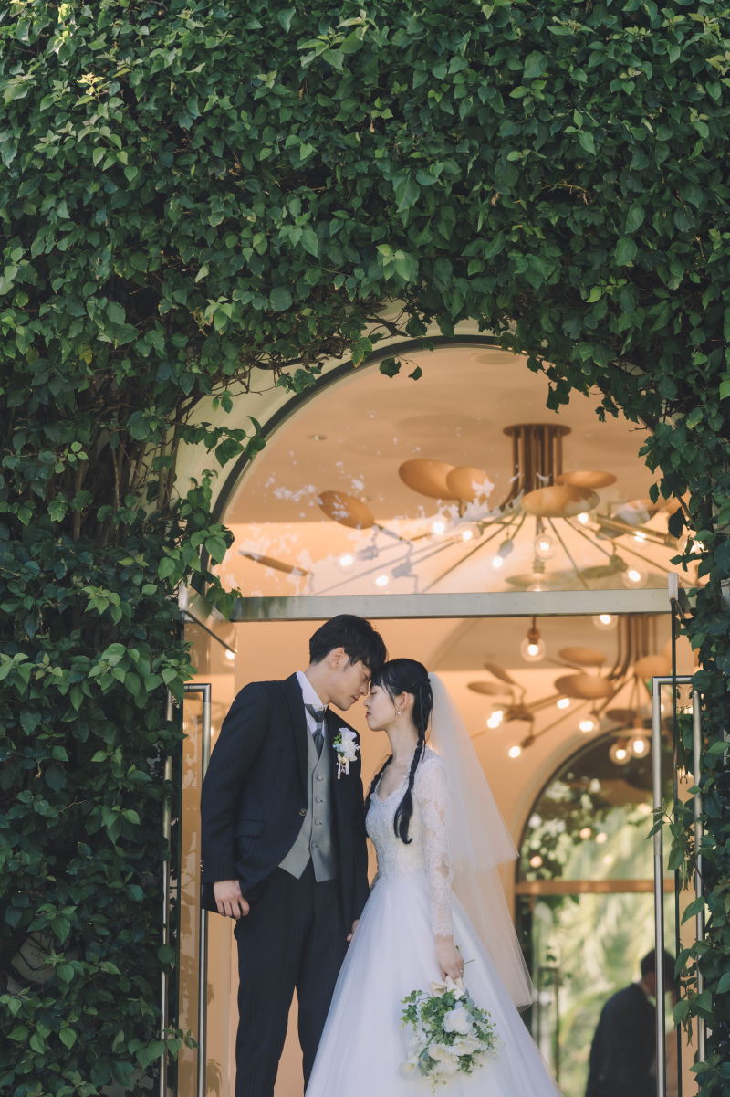 木漏れ日のガーデンと海が見えるチャペル