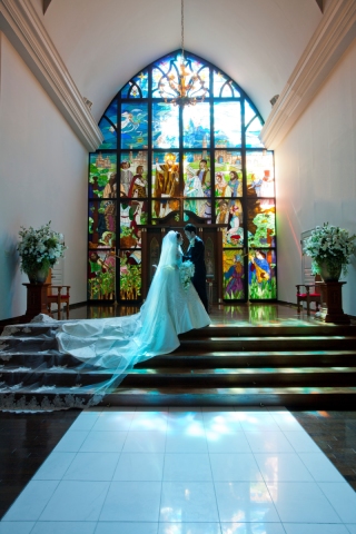 ステンドグラスのブルーの光