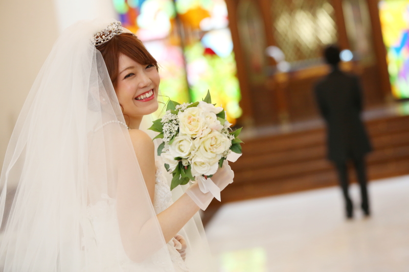 教会でのロケフォトが圧倒的な人気！壁一面に広がるステンドグラスは圧巻です☆