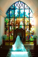 ステンドグラスの光を浴びながら厳かな雰囲気。