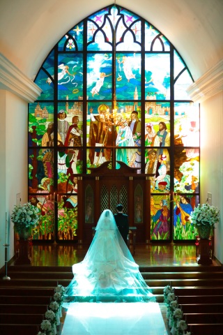 ステンドグラスの光を浴びながら厳かな雰囲気。